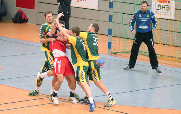 "Alle auf Ali" - Alen Sijaric muss sich hier am Kreis gleich vier Hagener Abwehrspieler vom Leib halten. (Foto: TuS Ferndorf)