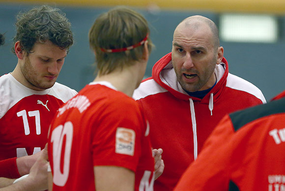 Trainer Eric Wudtke nimmt jeden Test ernst - auch wenn er vorher schon zwei Stunden trainieren ließ (Foto: Schaumann)
