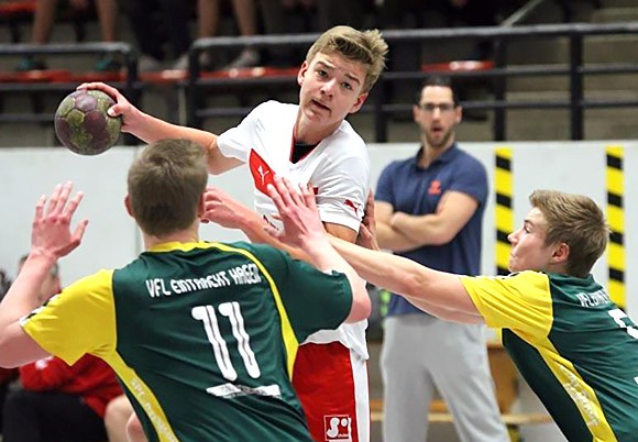 Tim König setzt die gegnerische Abwehr unter Druck (Foto: Jürgen klein)