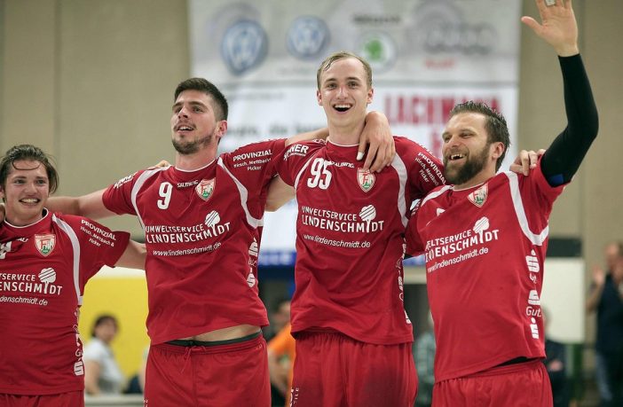 Große Freude beim TuS über den Klassenerhalt in Liga 2 (Foto: CST Medien)