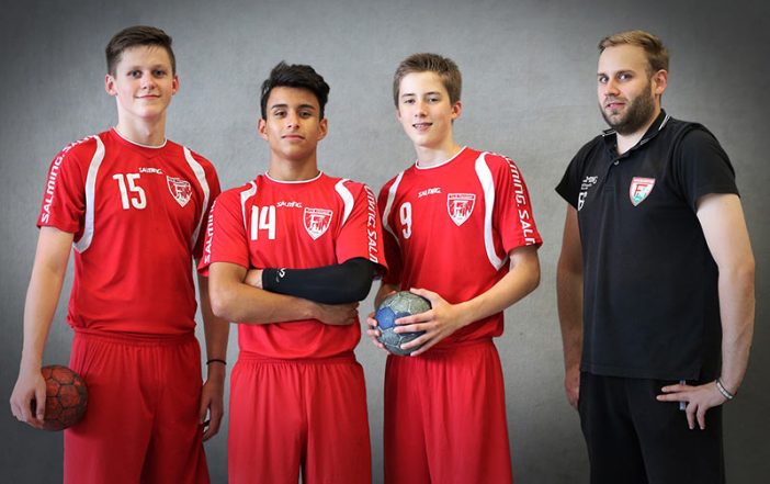 Schafften den Sprung in die Westfalenauswahl: <em>(v.li.)</em> Maxim Orlov, Amedin Butt, Peter Scholemann mit ihrem Trainer beim TuS Ferndorf, Florian Greißner